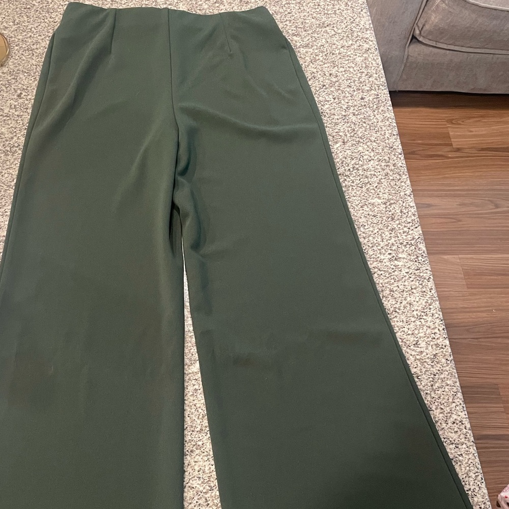 Green fitted pants